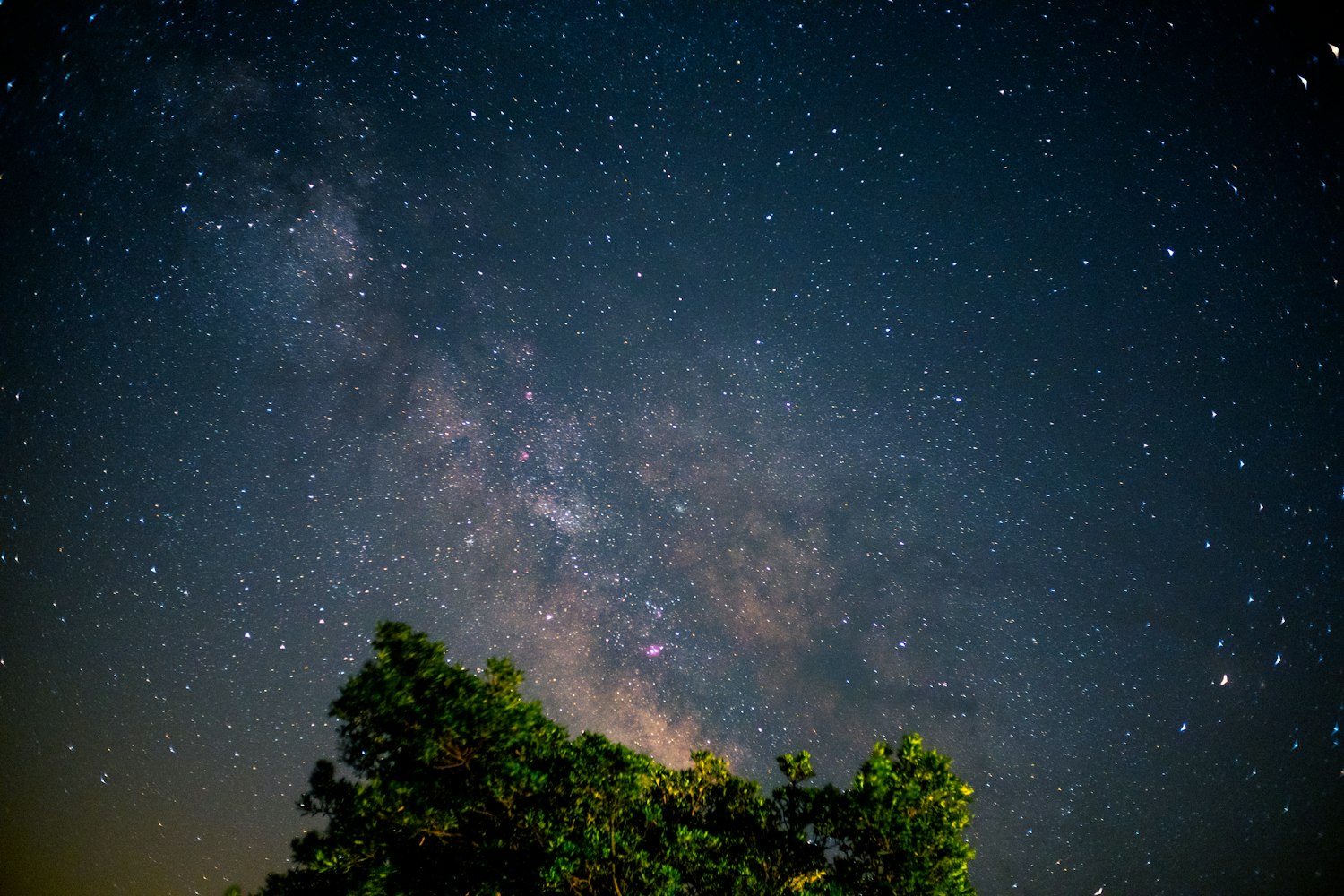 星空图片高清大图，用一台相机和一个晴夜，把银河搬进卧室